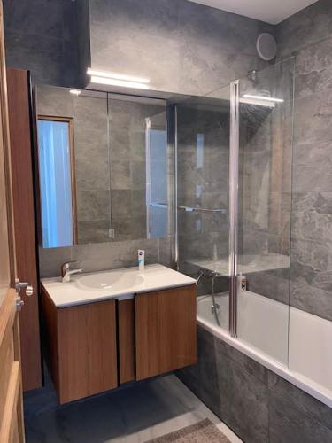 une salle de bain avec un lavabo, une douche et une baignoire dans l'établissement Le 7ème ciel, à Paris