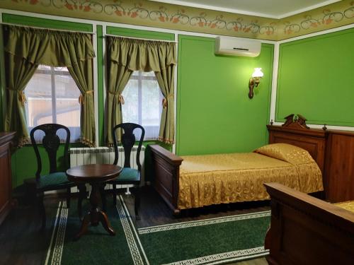 普羅夫迪夫的住宿－文藝復興廣場家庭酒店，卧室配有一张床和一张桌子及椅子