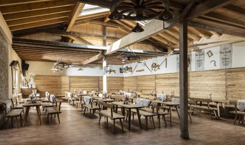 comedor con mesas y sillas de madera en Stempfle's Landgasthaus zum Kreuz en Unterschneidheim