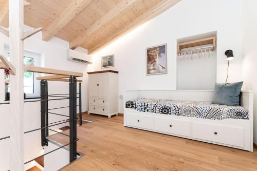 een slaapkamer met een bed en een houten vloer bij Das Casa Liguria - Luxuriöses Ferienhaus nur 5 Gehminuten vom Strand - Cinque Terre & Sestri Levante in Lavagna