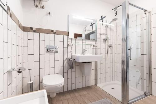 een badkamer met een toilet, een wastafel en een douche bij Das Casa Liguria - Luxuriöses Ferienhaus nur 5 Gehminuten vom Strand - Cinque Terre & Sestri Levante in Lavagna