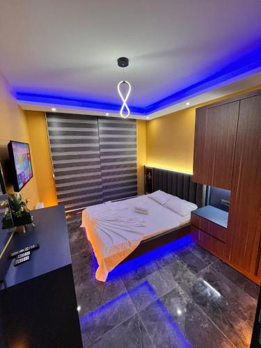 een slaapkamer met een bed met blauwe verlichting bij Mono Life Suitten Jakuzili Daire in Mersin
