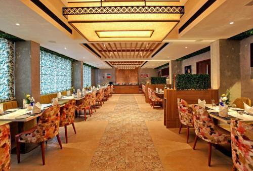 Un restaurante u otro lugar para comer en PARK RESIDENCY ARCADIA