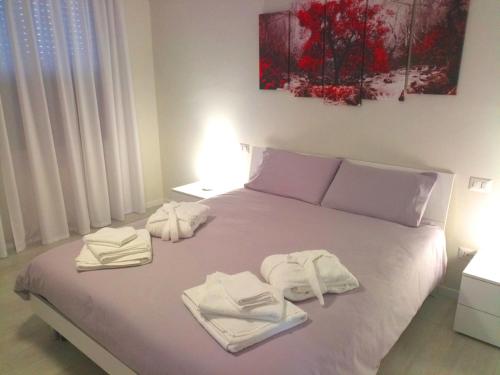 a bedroom with a bed with towels on it at Melograno Rooms B&B in Brogliano