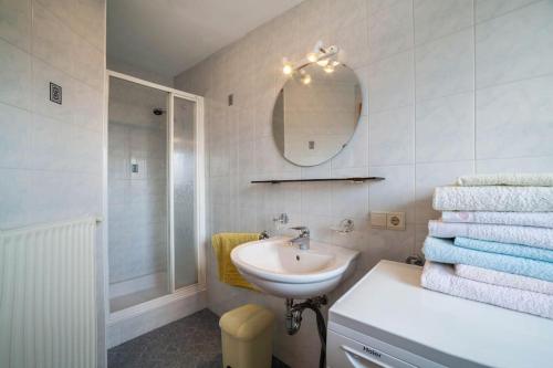 uma casa de banho branca com um lavatório e um espelho em Oberkapillhof em Meltina