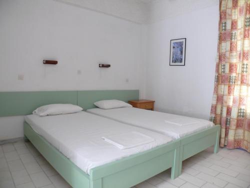 um quarto com uma cama num quarto em Esperides Maisonettes em Agia Marina