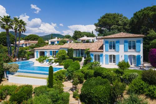 an aerial view of a house with a swimming pool at Golfvilla Riviera in Grimaud