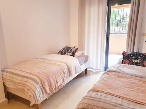 1 dormitorio con 2 camas y ventana en Geweldig Appertement in La Zenia, Costa Blanca Z., en Orihuela
