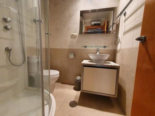y baño con lavabo, ducha y aseo. en Geweldig Appertement in La Zenia, Costa Blanca Z., en Orihuela