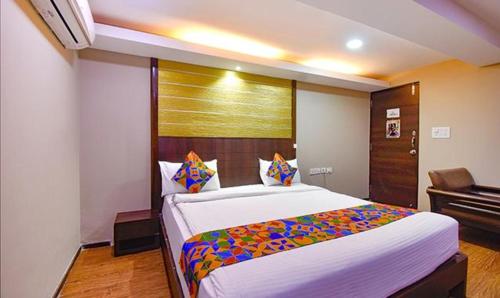 - une chambre avec un grand lit et un piano dans l'établissement FabExpress Ocean Inn Colva, à Marmagao