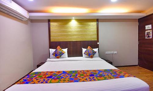 - une chambre avec un grand lit et une fenêtre dans l'établissement FabExpress Ocean Inn Colva, à Marmagao