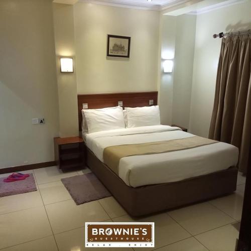 1 dormitorio con 1 cama en una habitación de hotel en Brownies Deluxe en Nakuru