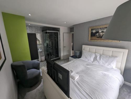 1 dormitorio con 1 cama grande y 1 silla en House in belfast, en Belfast