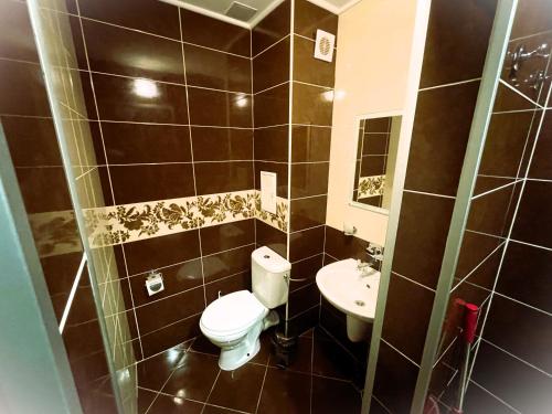 La salle de bains est pourvue de toilettes et d'un lavabo. dans l'établissement Stamopolu Lux ground floor, à Primorsko
