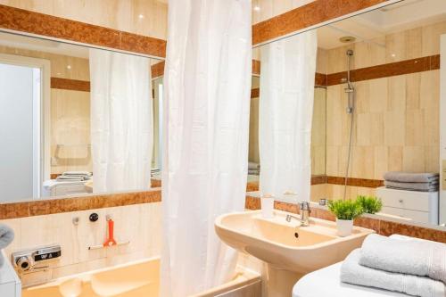 ein Bad mit einem Waschbecken und einem Spiegel in der Unterkunft L'Ariane - Studio - 5 min Plage - Cannes in Cannes
