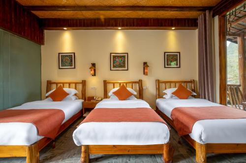 Katil atau katil-katil dalam bilik di Yangshuo River Lodge Hotel - Airport or TS Free pick up over 4 nights