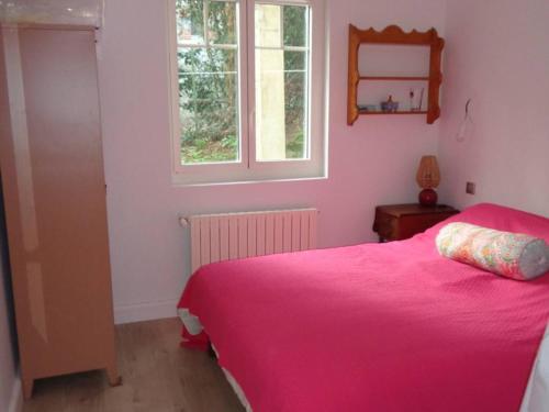 - une chambre avec un lit rose et une fenêtre dans l'établissement À 350 m de la plage, superbe T3 rénové avec terrasse et jardin, quartier calme, internet inclus - FR-1-433-92, à Arcachon