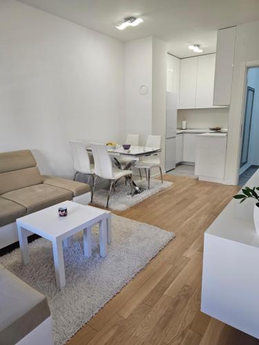 un soggiorno con divano e tavolo di Apartman Blok 51 a Banja Luka