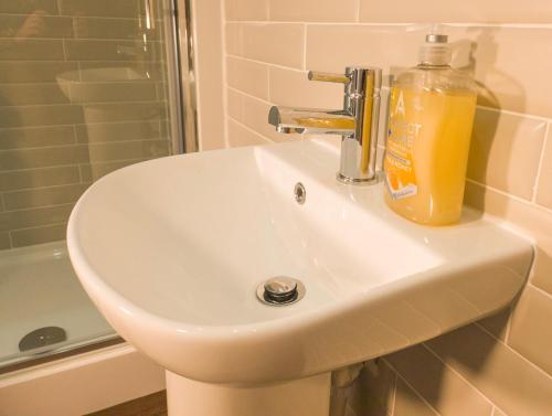 Principality Suites - Two Bed Apartment by Property Promise photo 18