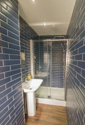 Principality Suites - Two Bed Apartment by Property Promise photo 35