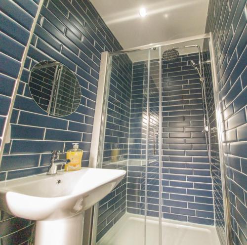 Principality Suites - Two Bed Apartment by Property Promise photo 9