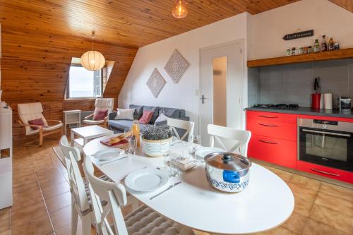 cocina y sala de estar con mesa blanca y sillas en STERENN VOR - Appartement vue mer, en Lampaul-Plouarzel