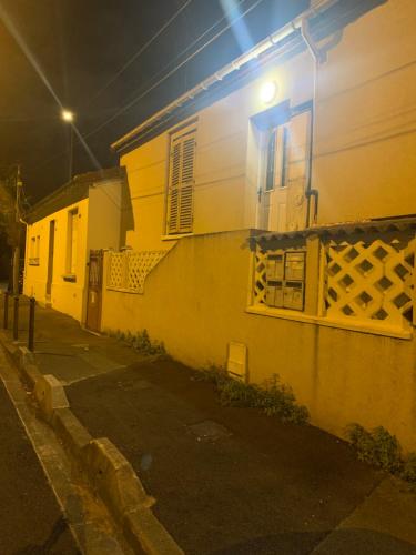 a yellow building with a window on a street at night at Le floquet in Vitry-sur-Seine