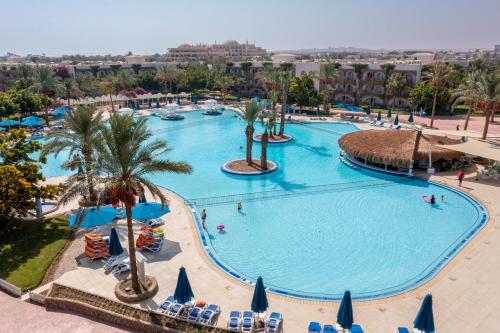 una vista aérea de una piscina en un complejo en Desert Rose Resort en Hurghada