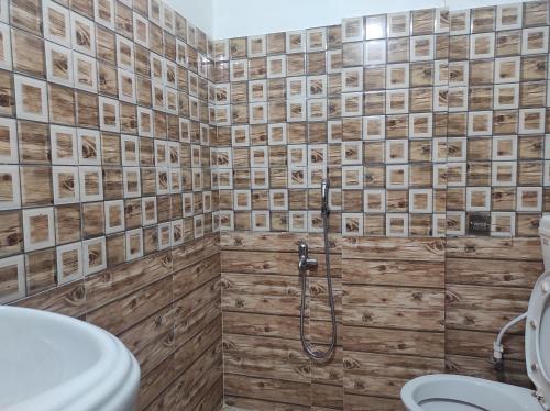 ein Bad mit WC und Dusche in der Unterkunft Hotel Norbuling in Dirang Dzong