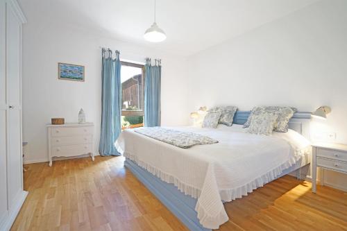 Un dormitorio con una cama grande y una ventana en Casa Montagna en Oy-Mittelberg