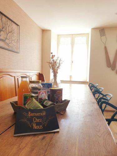een doos met voedsel op een houten tafel bij Les clés de la ferme - 4 chambres - proche La Loupe et Nogent-le-Rotrou - option SPA in Sablons-sur-Huisne