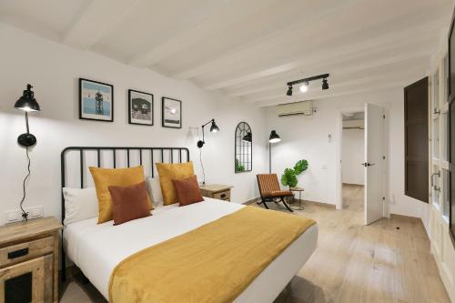 バルセロナにあるKeyFamily Loft Las Ramblasのベッドルーム(オレンジ色の枕が付いた大きな白いベッド付)