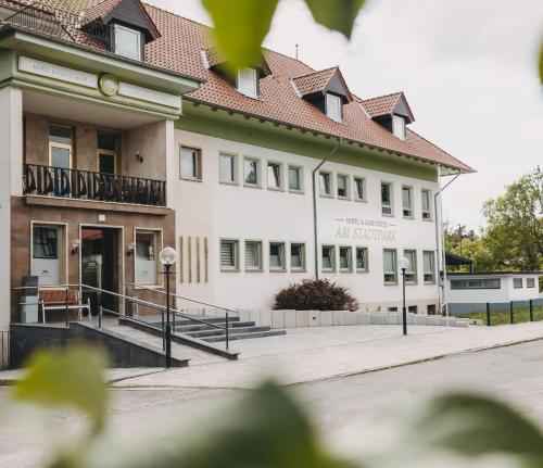 ein Gebäude mit einer Treppe davor in der Unterkunft Hotel am Stadtpark Nordhausen in Nordhausen