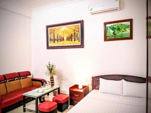 a hotel room with a bed and a couch at Trường Yến Hotel Ninh Bình in Ninh Binh