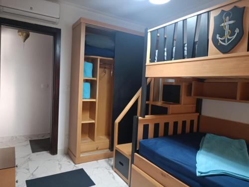 Un dormitorio con una litera y una escalera. en شالية غرفتين و صالة ببورتوسعيد Family ONLY, en Puerto Saíd