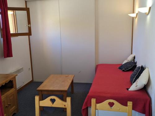 Les EstarisにあるAppartement Orcières Merlette, 2 pièces, 4 personnes - FR-1-262-160のベッドとテーブル付きの小さな部屋