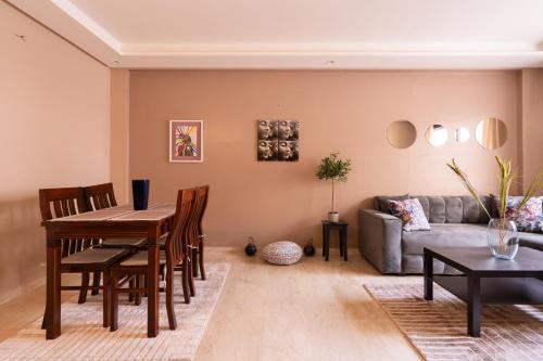 a living room with a table and a couch at Suite Apt Bourgogne N°2, 2 P in Casablanca