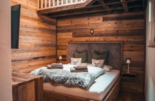 Ένα ή περισσότερα κρεβάτια σε δωμάτιο στο Alpe Chalets Goldener Hirsch