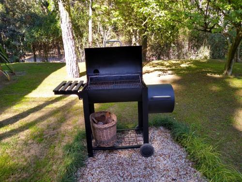 einen Grill mit einem Korb in einem Park in der Unterkunft Le volquet Mar de las Pampas in Mar de las Pampas