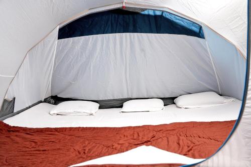 een bed in een tent met twee kussens erin bij Cozy Tent Stay by Jungle Greens Homestay in Chikmagalūr
