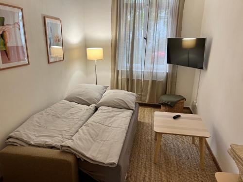 Dormitorio pequeño con cama y mesa en Mittendrin en Cottbus