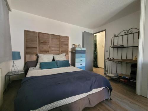 - une chambre avec un grand lit et une commode bleue dans l'établissement IDEAL : Mer et centre ville à 2 pas +un garage, à Sainte-Maxime