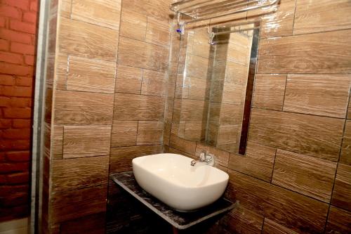 bagno con lavandino bianco e specchio di Rama Hills Unity Resort a Lāchharas