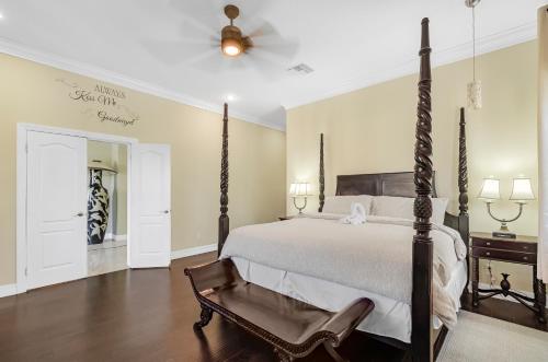 um quarto com uma cama e uma ventoinha de tecto em Blu Diamond Luxury Estate em Nassau