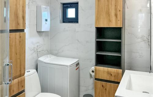 een witte badkamer met een toilet en een wastafel bij Gorgeous Home In Jaromierz With Sauna in Czarne Górne