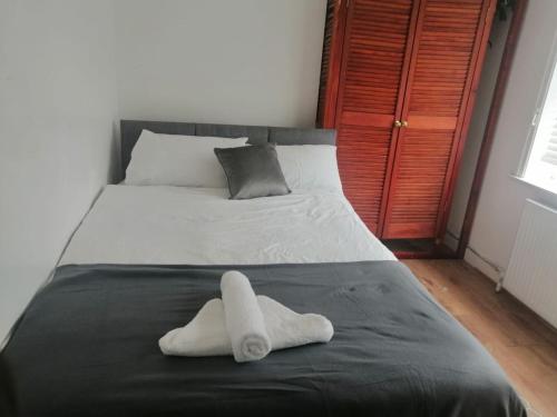 Ένα ή περισσότερα κρεβάτια σε δωμάτιο στο Gorton Elsham Gardens Apartment - Delight Suites