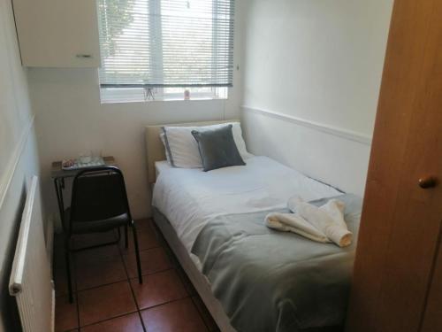 Ένα ή περισσότερα κρεβάτια σε δωμάτιο στο Gorton Elsham Gardens Apartment - Delight Suites