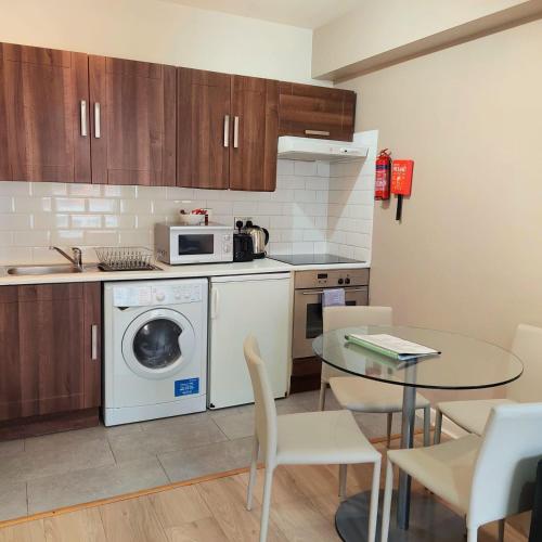 Kuchyň nebo kuchyňský kout v ubytování Parnell Apartments
