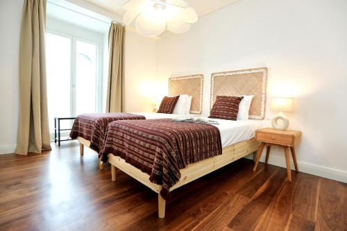 una camera con un grande letto e una finestra di Green Algarve Retreat in Faro with a Terrace Bliss a Faro