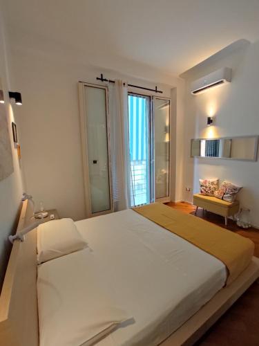 una camera da letto con un grande letto bianco e una finestra di BaGiu - Intero Appartamento Bari a Bari